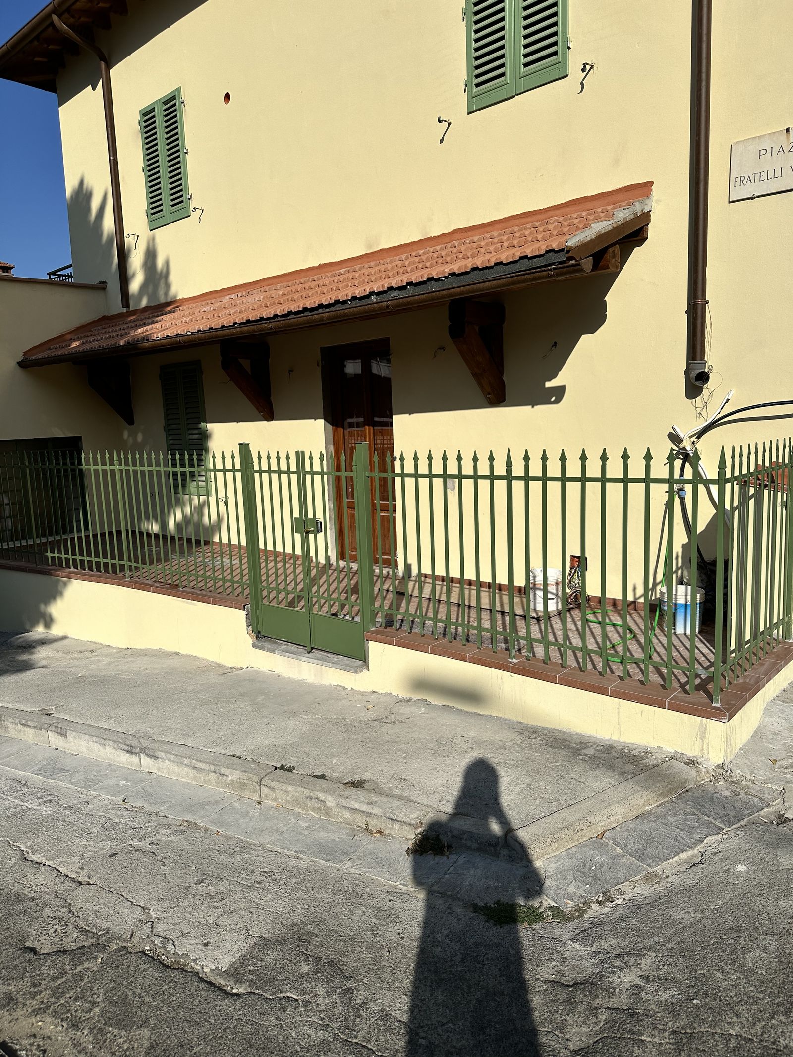 Ringhiera e cancelletto in ferro verniciato verde con punte di lancia
