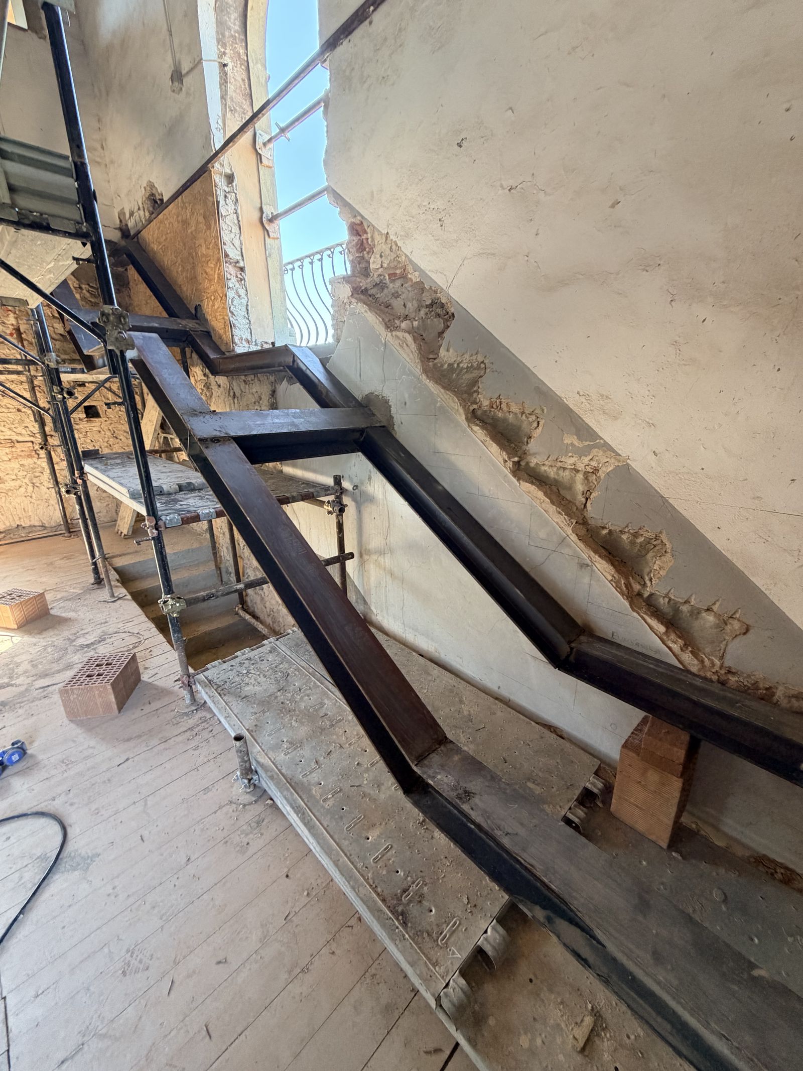 Struttura portante di una scala in travi d'acciaio, in cantiere